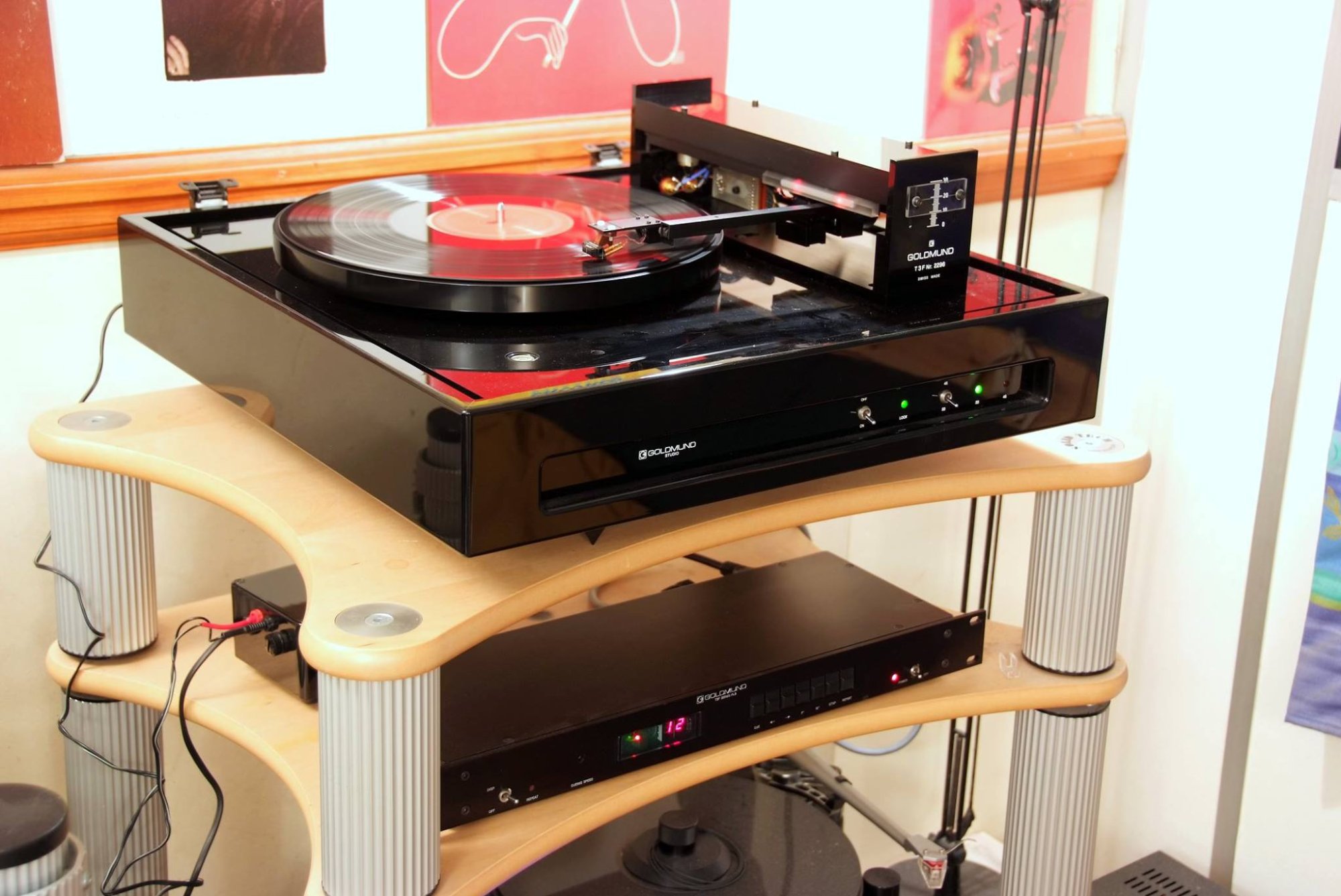 High-end Goldmund turntable setup